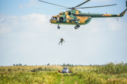 Akcióban a honvédség helikoptere, a gépből egy ember ereszkedik alá kötélen.