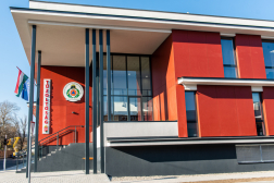 A laktanya bejárata