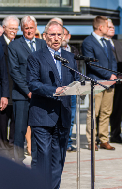 Dr. Pintér Sándor beszédet mond