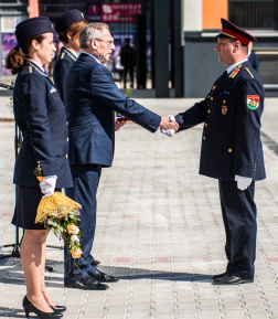 A belügyminiszter átadja a jelképes laktanyakulcsot Molnár Sándor tűzoltó ezredesnek, a soproni katasztrófavédelmi kirendeltség vezetőjének.