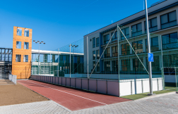 Gyakorló mászófal és sportpálya