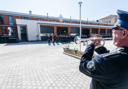 A Készenléti Rendőrség trombitása zenél