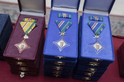 Az elismerések közelről.