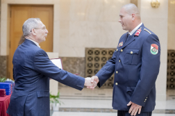 A belügyminiszter átadja az Az év tűzoltója elismerést Lóránt Norbertnek