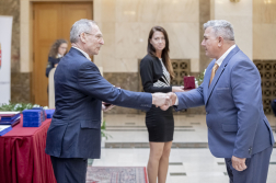 A belügyminiszter átadja a Bátorságért Érdemjelet Hajdu Sándornak