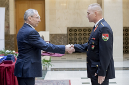 A belügyminiszter átadja a Szent Flórián Érdemjelet Balogh Krisztiánnak