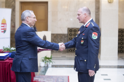 A belügyminiszter átadja a Szent Flórián Érdemjelet László Istvánnak