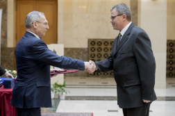 A belügyminiszter átadja a Szent Flórián Érdemjelet Seifert Jánosnak