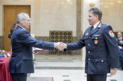A belügyminiszter átadja ezredesi előléptetését Horváth Zoltánnak.