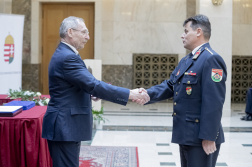 A belügyminiszter átadja ezredesi előléptetését Ördög Istvánnak.