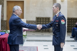 A belügyminiszter átadja ezredesi előléptetését Péter Andrásnak.