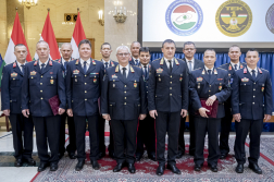 Csoportkép a katasztrófavédelem kitüntetettjeiről, a kép közepén a főigazgató